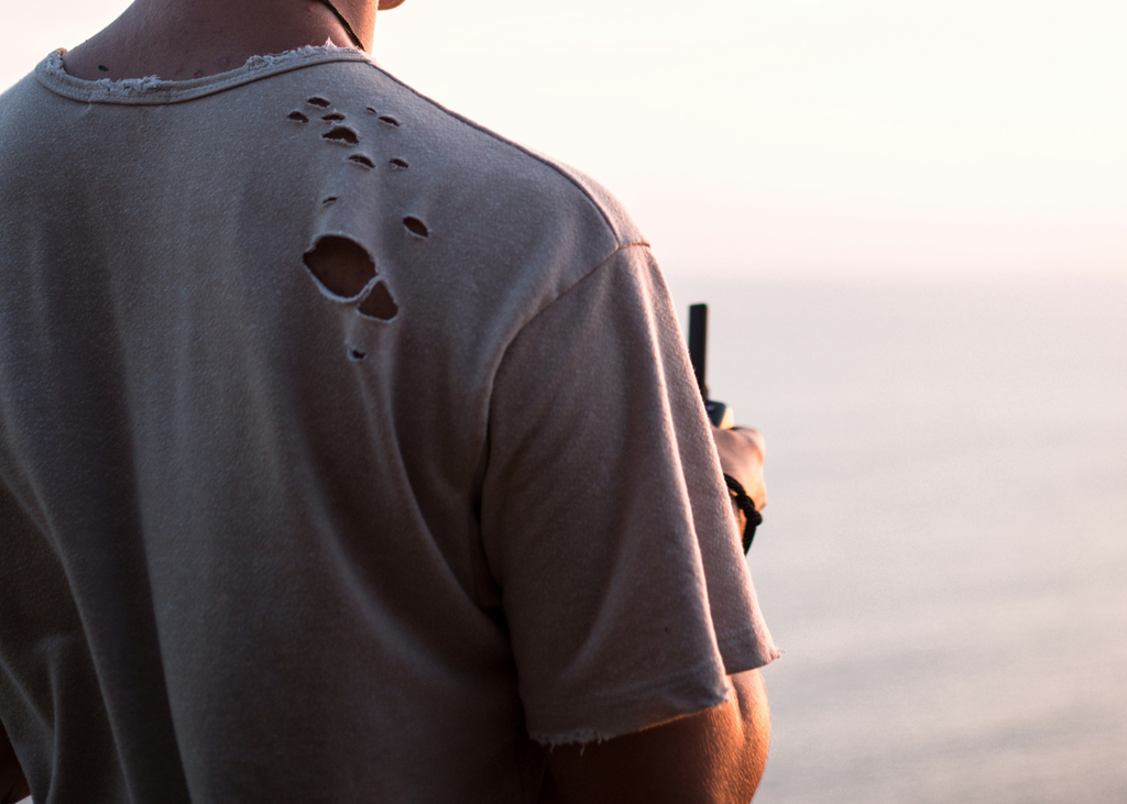 Image d'un t-shirt troué