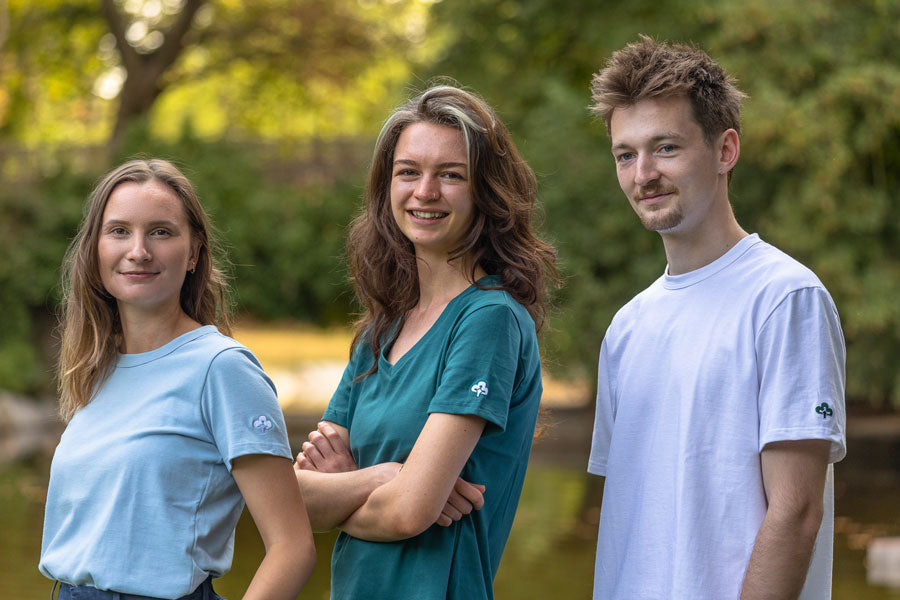 Photo de groupe avec les t-shirts bleu, vert et blanc Terre Tissée dans le Jardin des Plantes à Toulouse