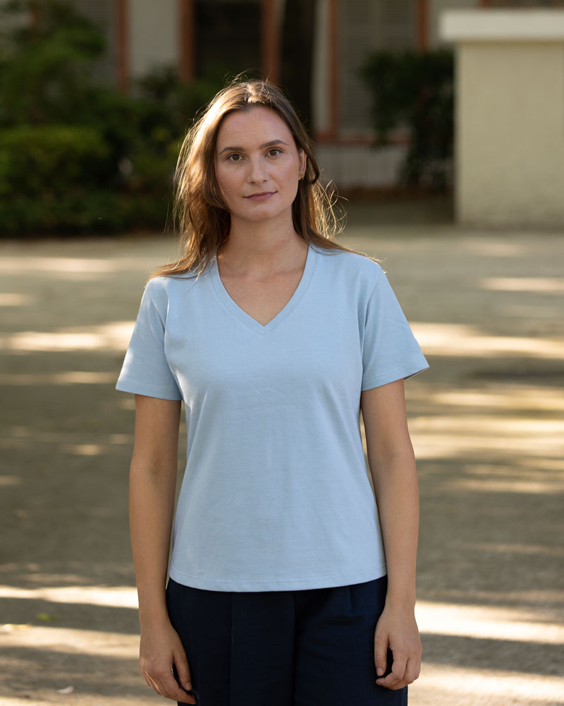 T-shirt col V bleu en coton bio lourd pour femme vue de face 