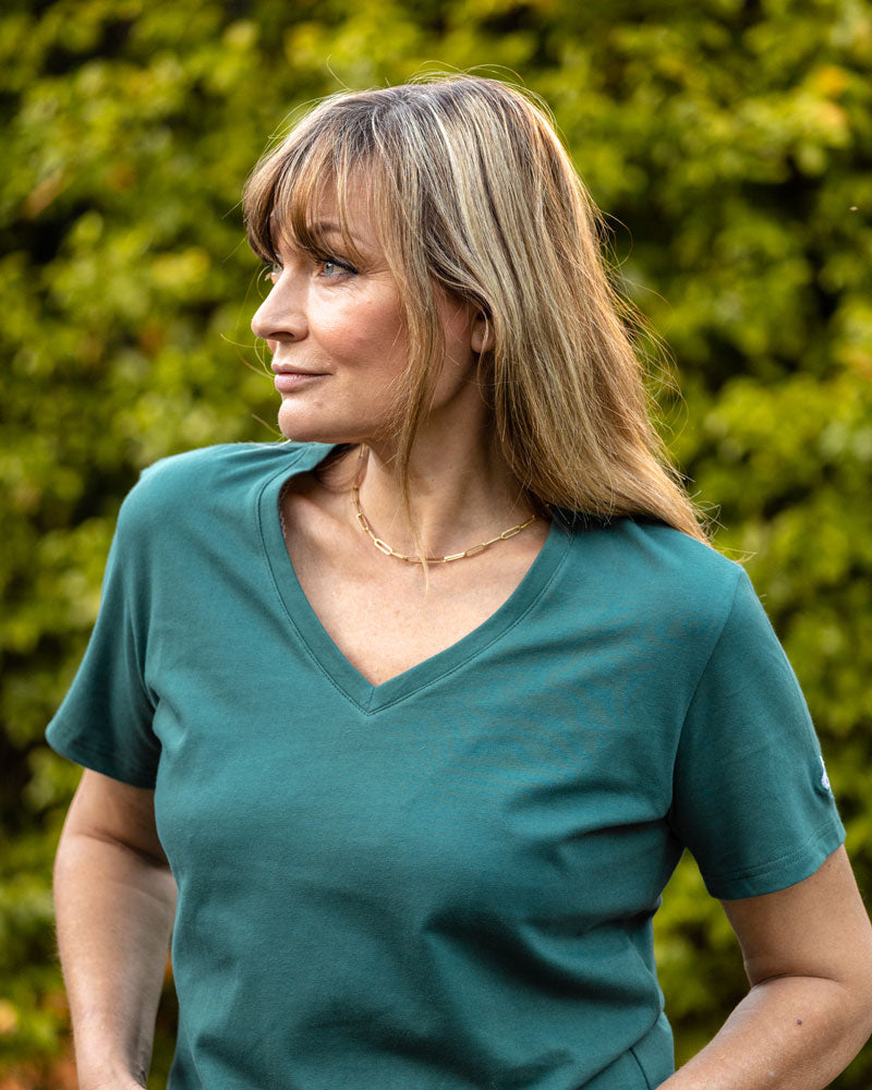 T-shirt femme vert col V en coton bio vue de près