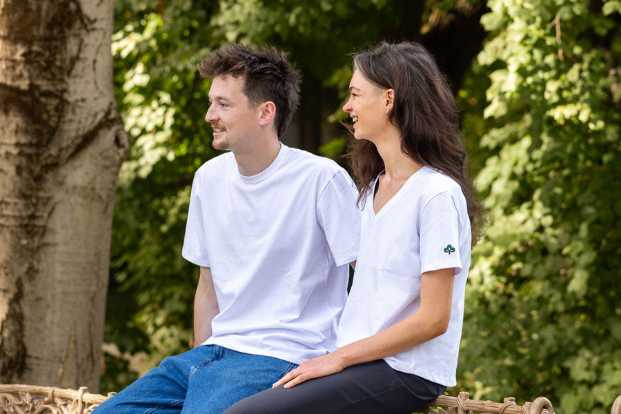 Deux modèles portant notre t-shirt col rond blanc pour homme et notre t-shirt col v blanc pour femme