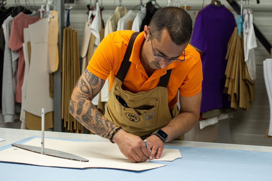 Le traçage et découpe du tissu 100% coton bio bleu pour la fabrication d'un t-shirt